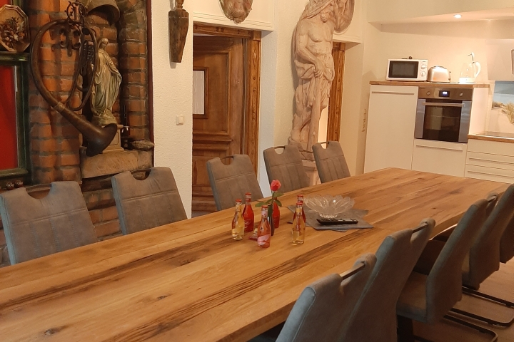 Ferienhof Pommerngreif | Wohnraum mit großen Esstisch und Küchenzeile 