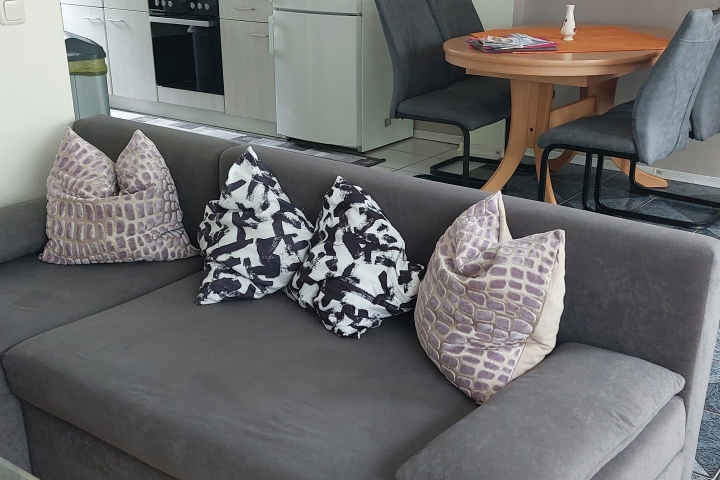 Wohnzimmer mit Küchenzeile und Essecke