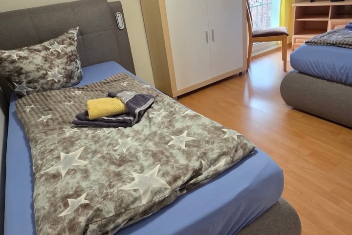 Schlafzimmer 2 mit 2 Einzelboxspringbetten