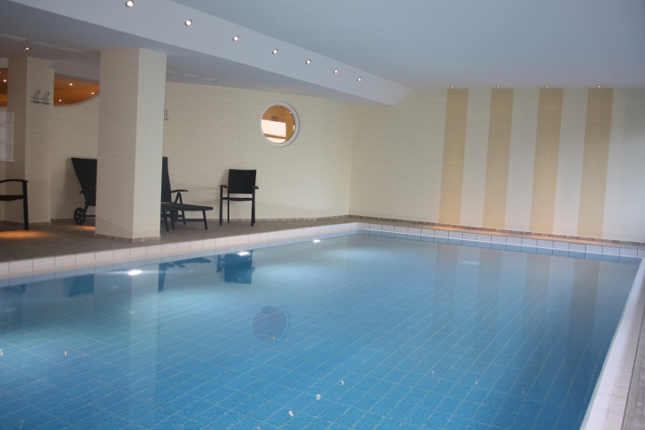 Schwimmbadbecken