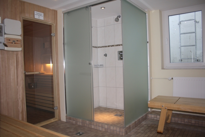 Dusche im Saunbereich