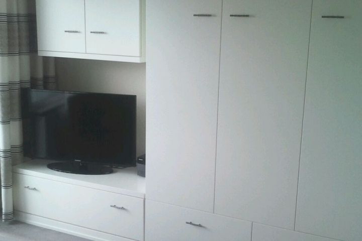 App. Wand mit Fernseherund Klappbett 140 x 200 sowie Schrankplatz und Gläser ect.