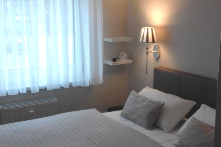 Schlafzimmer mit Box-Spring Bett, 160 x 200 sowie Schrankplatz und 2. Fernseher