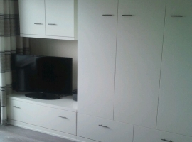 App. Wand mit Fernseherund Klappbett 140 x 200 sowie Schrankplatz und Gläser ect.