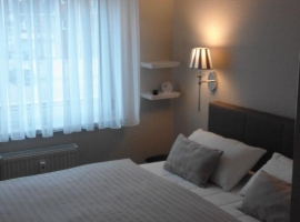 Schlafzimmer mit Box-Spring Bett, 160 x 200 sowie Schrankplatz und 2. Fernseher