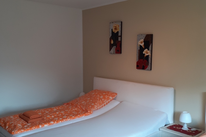 Schlafzimmer mit einem Doppel - und einem Einzelbett