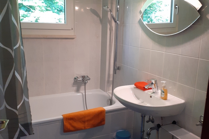 Badewannen- Bad mit WC im 1 Stock