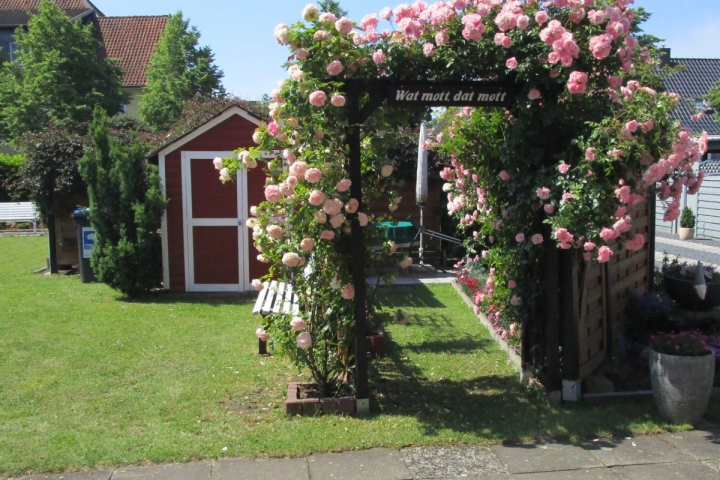 Ferienwohnung EG zum Rosengarten Tatje | Rosensitzecke mit Radgarage gegenüber der Fewo