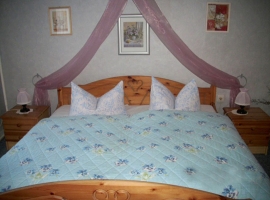 1.Schlafzimmer mit Kleiderschrank 