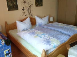 3.Schlafzimmer mit Kleiderschrank und Babybett und Fernseher