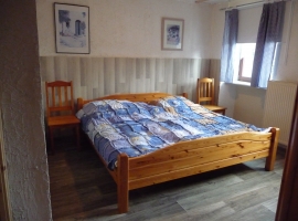 Doppelbett 2x2 im großen Schlafzimmer 
