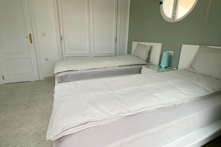weiteres Schlafzimmer mit zwei Einzelbetten