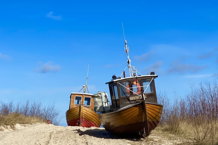 Fischerboote in den Dünen