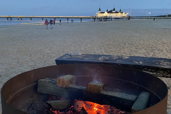 Glühwein und Lagerfeuer am Strand zu Ostern