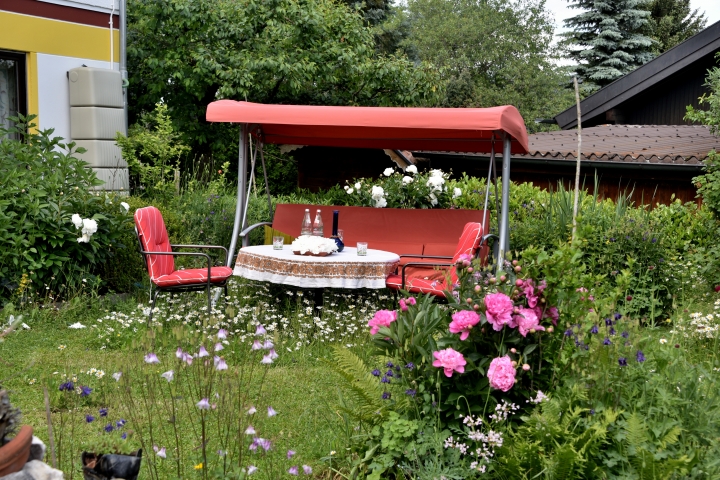 genießen Sie den großen Garten direkt vor Ihrer Ferienwohnung