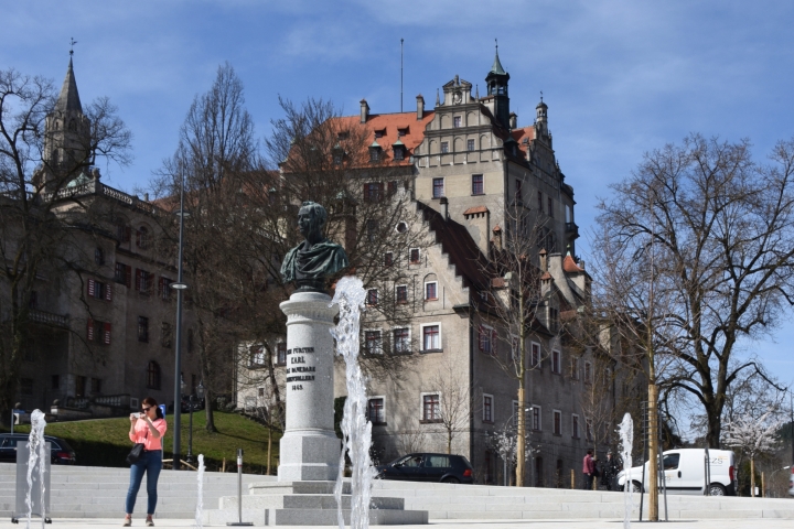 Blick aufs Schloß vom Karlsplatz. Große Brunnenanlage erfreut die Kinder