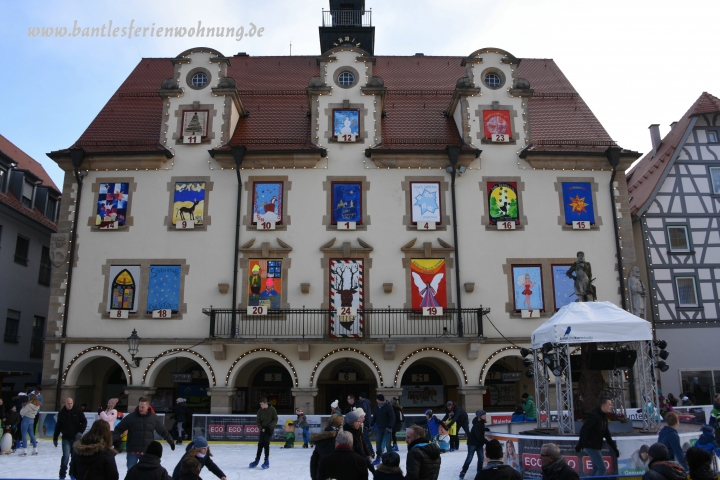 die Eisbahn und der Adventskalender in Sigmaringen erfreut Gross und Klein im Winter