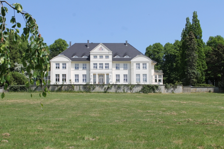 Schloss Wichmannsdorf | Blick auf das Schloss aus dem großzügigen Schlosspark, 