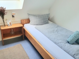 Kleines Schlafzimmer mit einem Einzelbett