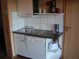 Küche mit Spühle und Geschirrspühler