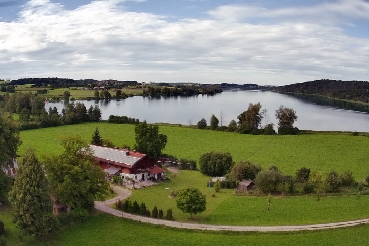 Ferienwohnungen Anton Murr | Blick zum Tachinger See mit Badegrundstück