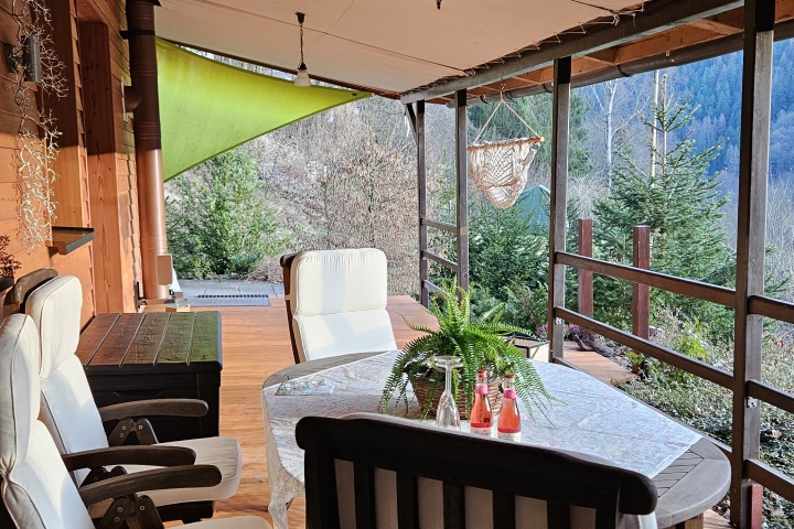 auf der Terrasse sitzen, entspannen und ausruhen