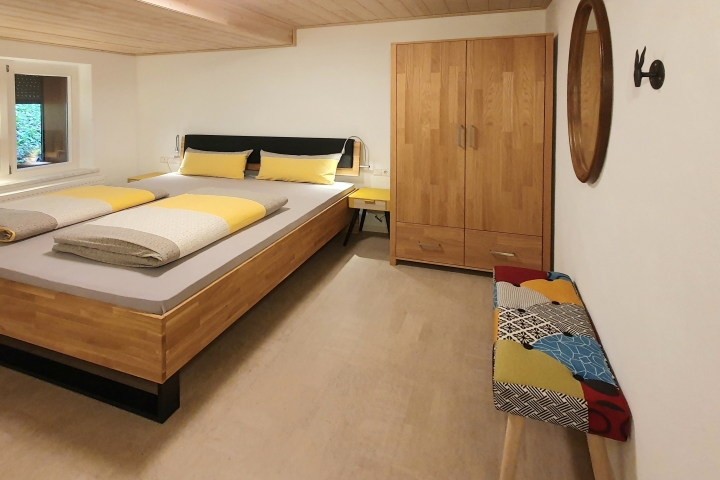 Träumen im Schlafzimmer mit Massivholzmöbeln und Korkfußboden