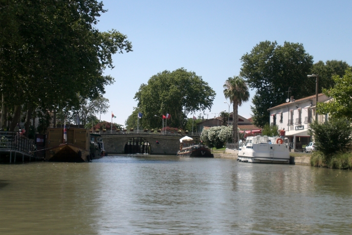Villeneuve-lès-Béziers am Canal du Midi