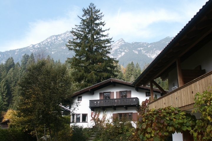 Ferienwohnungen vor Zugspitze und Karwendel | Försterhaus Ansicht Süden