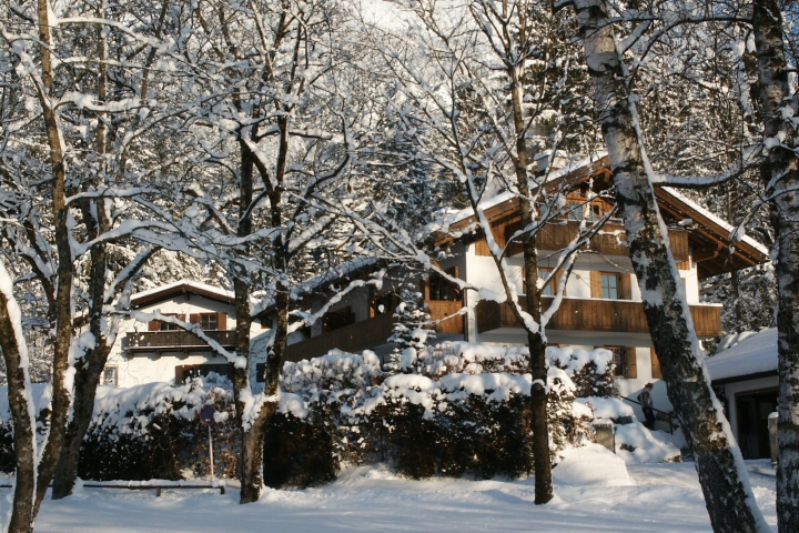Ferienwohnungen vor Zugspitze und Karwendel | Ansicht im Winter