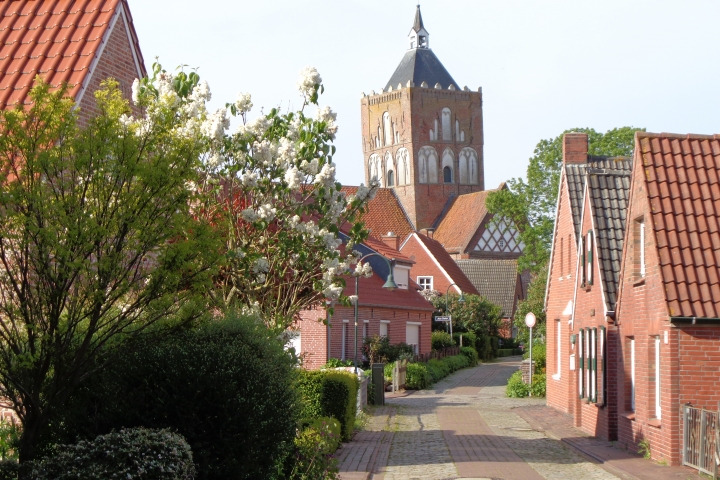 Loogstraat mit Blick zur Pilsumer Kreuzkirche