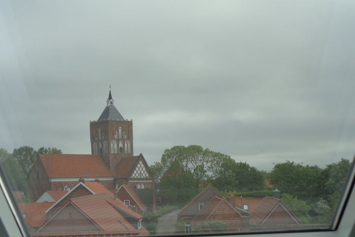 Blick aus dem Dachfenster über die Dächer von Pilsum