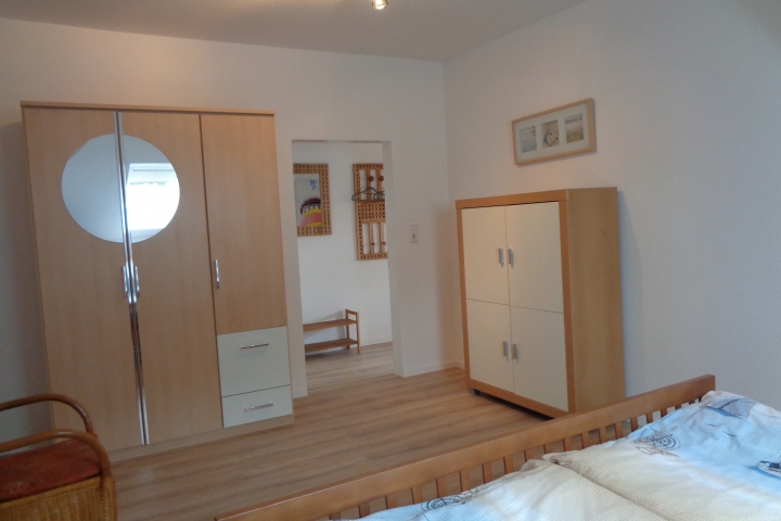 geräumiges Schlafzimmer