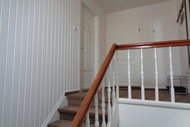 Treppenhausbereich vor Ferienwohnung
mit Garderobe