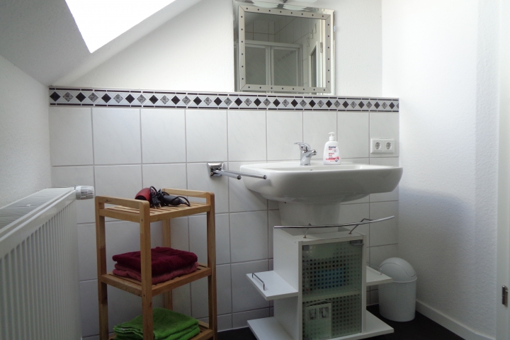 Bad mit Waschplatz und Fenster