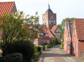 Loogstraat mit Blick zur Pilsumer Kreuzkirche