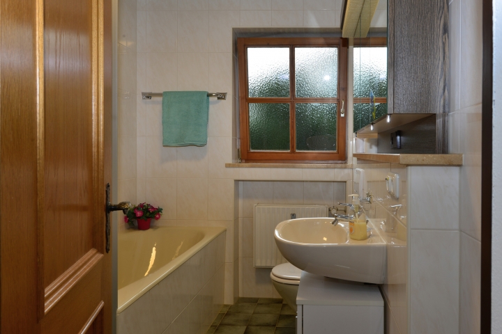 Helles Badezimmer mit Wanne, Duschwanne und WC.Ein separates WC befindet nebenan.