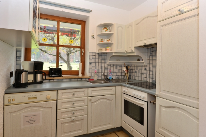 Abgeschlossene Küche mit E-Herd, Spülmasch.,Kühlschrank und Kaffeemaschiene und
Geschirr.