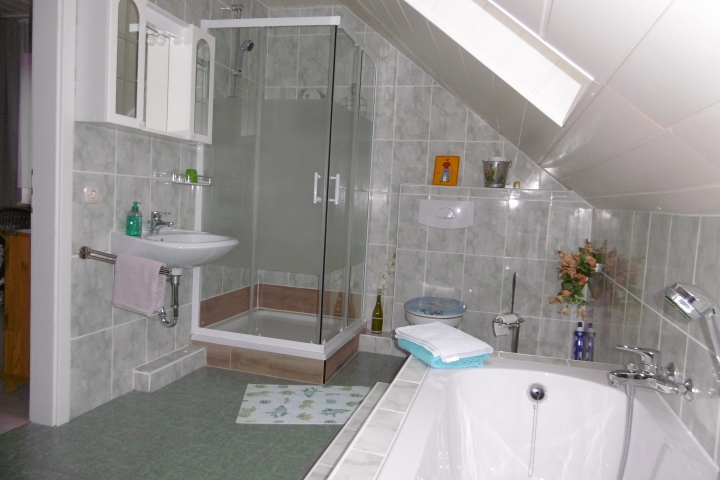 Badezimmer mit Zugang vom Flur und Schlafzimmer.