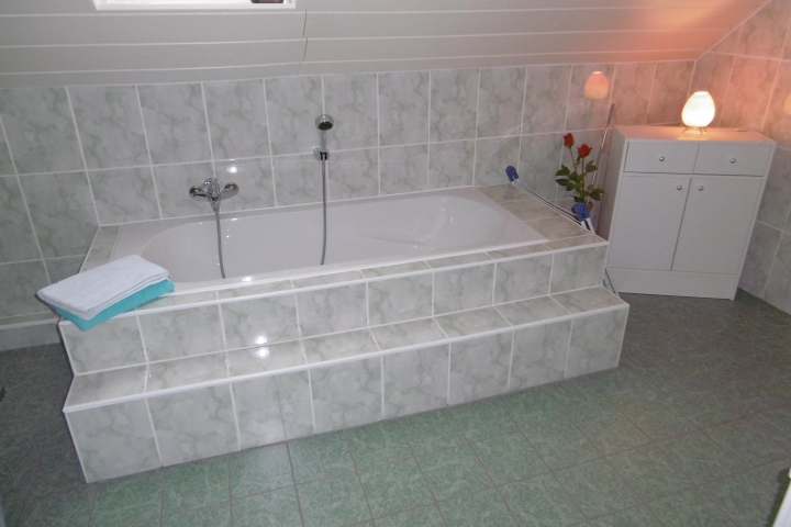 Badezimmer mit Badewanne.