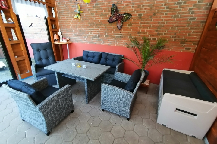 Wintergarten mit Sitzgruppe.