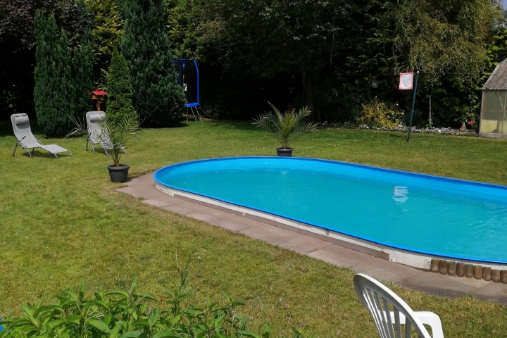 Garten und Pool.