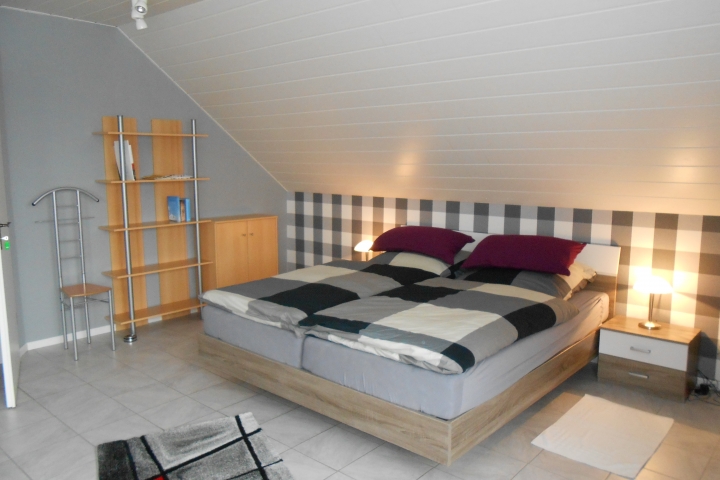 Schlafzimmer mit Doppelbett.