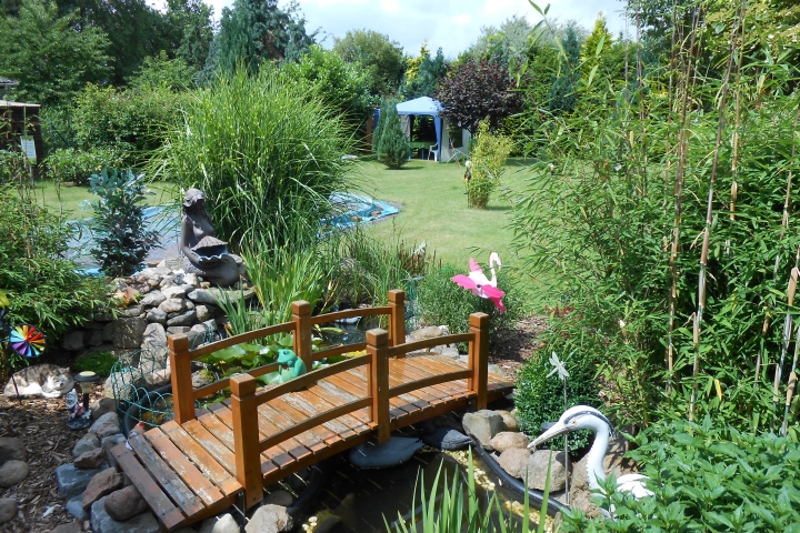 Garten mit Fischteich.