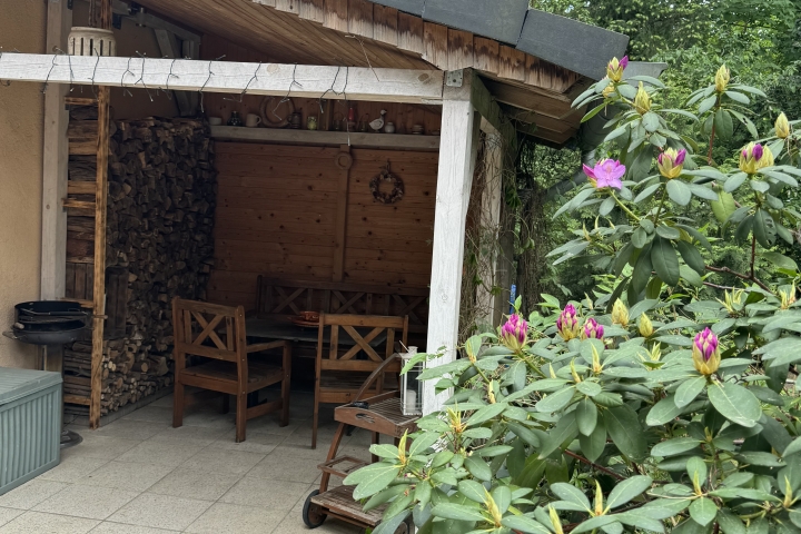 gemütliche Terrasse mit Regenschutz