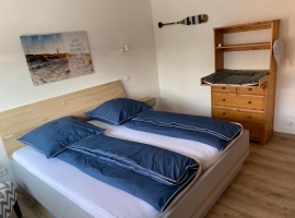 Schlafzimmer1
mit Wickelkommode