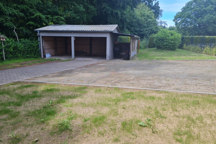 Hinterhof mit Parkplätzen.