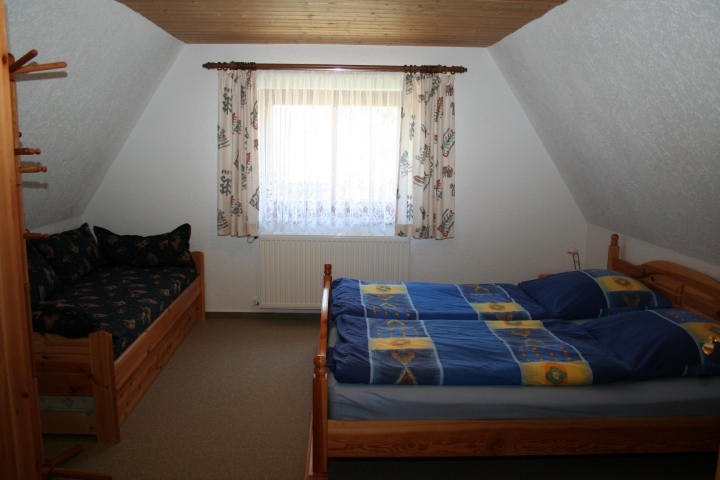 großes Schlafzimmer mit Doppelbett