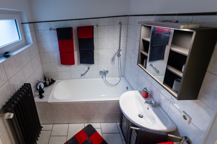 Badezimmer mit Waschmaschine