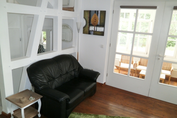 Sitzgelegenheit im Wohnzimmer - Blick in den Wintergarten